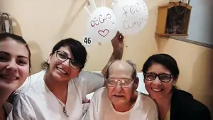Un anciano acude al hospital para no pasar su cumpleaños solo: esta fue la reacción de las enfermeras