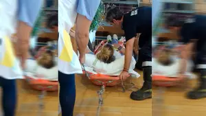 Los bomberos, héroes en Mendavia: trasladan a 46 personas del geriátrico hasta sus habitaciones al romperse el ascensor