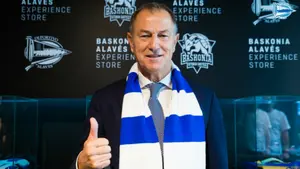 El Deportivo Alavés presenta al italiano Gianni De Biasi, de 61 años, para evitar el descenso a segunda división