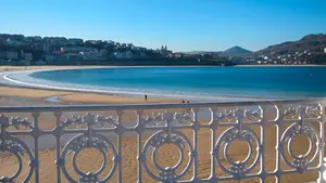 Apuñalado por la espalda un joven en el Paseo de la Concha de San Sebastián