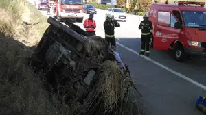 Volcado en la cuneta: el accidente de un coche en la ronda de Pamplona provoca importantes atascos
