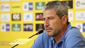 El entrenador de la UD Las Palmas asegura que su dimisión se debe "a una cuestión de honestidad personal"