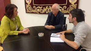 Miembros del colectivo de apoyo a los presos etarras se reúnen con Aznárez para pedirle que trabaje por "respetar sus derechos"