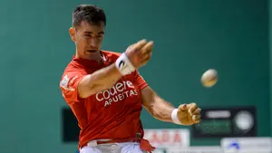 El vizcaíno Mikel Urrutikoetxea se impone con autoridad a Jokin Altuna en el frontón Jaian Jai de Lekunberri