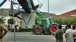 Aparatoso accidente en Azagra: un tractor choca con su pala contra una pasarela de peatones situada sobre la carretera