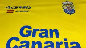 La UD Las Palmas juega en el Nou Camp a puerta cerrada con la bandera española bordada en su equipación