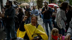 La consulta ilegal de Cataluña, desde dentro: las imágenes a las puertas y en el interior de un colegio electoral de Barcelona