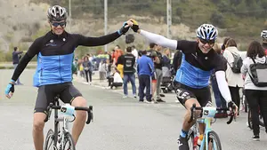 Volkswagen llena de bicis solidarias las carreteras: las im&aacute;genes de este evento deportivo por los ni&ntilde;os con c&aacute;ncer