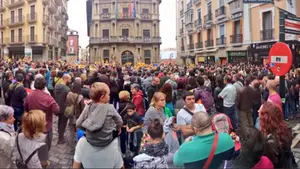Una concentración en Pamplona a favor del referéndum ilegal de Cataluña lanza consignas contra la Policía Nacional