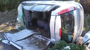 Rescatan a una conductora atrapada en su coche después de estrellarse en la carretera de Añorbe