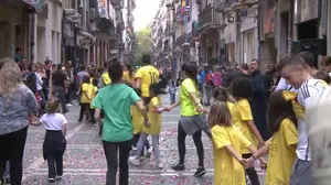 La UPNA baila en las calles del centro de Pamplona para festejar su aniversario