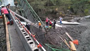 Caída de vértigo en Goizueta: un trabajador resulta herido tras precipitarse desde un puente de 3 metros