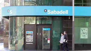 El Sabadell se dispara un 3% en bolsa tras anunciar que saldrá de Cataluña y cambiará su domicilio fiscal
