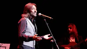 El cantante Antonio Carmona, en coma inducido por una grave infección bucal por unos implantes dentales