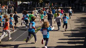 Foto a foto: la IV Carrera Solidaria por el Autismo llena Pamplona de pequeños corredores