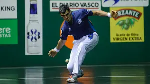 El navarro Ezkurdia se impone a Artola en el frontón Burunda, dentro de la liguilla del cuatro y medio
