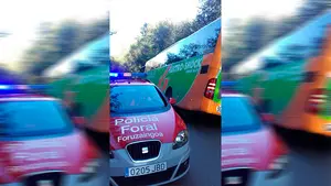 Arriesgado rescate en Zugarramurdi a 47 personas atrapadas en un autobús a punto de volcar 