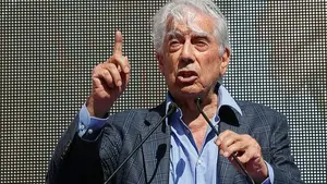 El escritor Mario Vargas Llosa, ingresado de urgencia en una clínica madrileña tras una caída