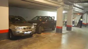 Arranca 'de cuajo' la enorme puerta de un garaje de Pamplona y se estrella contra un vehículo aparcado dentro