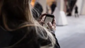 Se le acerca por la espalda en Pamplona y le arrebata el teléfono móvil, valorado en 700 euros, y varias tarjetas