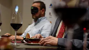 Disfrutar la gastronomía con antifaz: la cata 'Cazuelica a ciegas' promueve concienciar sobre la discapacidad visual en Navarra