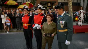 La Guardia Civil entrega su tricornio a la Asociación Vecinos de Paz de Berriozar durante la celebración de su día grande