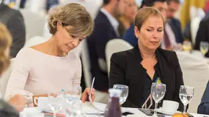 La ministra de Agricultura, García Tejerina, muestra en Pamplona su "compromiso" por "impulsar" una segunda fase del Canal de Navarra