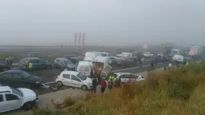 Brutal choque en cadena por la niebla: un fallecido y 15 heridos en un accidente con 45 vehículos implicados en Cáceres