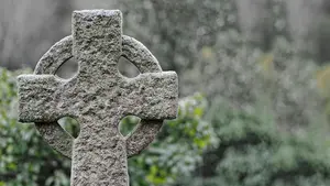 Declaran "viva" a una mujer que figuraba como "muerta y enterrada" desde hacía 8 años por un cadáver que llevaba sus datos