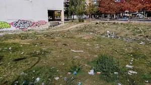 La suciedad se acumula en el paseo Anelier de Pamplona: piden al consistorio que se haga cargo de la limpieza de un solar