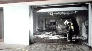 El fuego de un incendio nocturno arrasa tres vehículos aparcados en un garaje de una vivienda de Ablitas