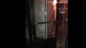 A punto de morir desangrado en Pamplona tras romper de una patada el cristal de un portal en San Juan