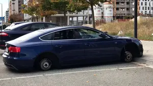 Un robo sobre ruedas: sustraen los 4 neumáticos de un coche de alta gama aparcado en Pamplona