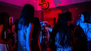 Otro fin de semana de macrofiestas de estudiantes: 23 y 28 jóvenes molestando a los vecinos en dos pisos de Iturrama