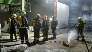 El fuego hace saltar las alarmas de la fundición Wisco en Betelu: la nube de humo en la fábrica delató el incendio