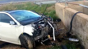 Muere una mujer de 33 años y su marido queda en estado grave al chocar su coche contra un muro de hormigón en Mallén