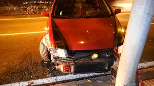 Sin un rasguño tras un aparatoso accidente en Pamplona: un joven resulta ileso tras chocar y volcar con su coche