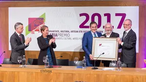  Barkos y Urkullu entregan en Pamplona al cinesta Montxo Armendáriz el Premio Eusko Ikaskuntza
