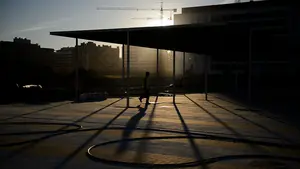 Susto en las alturas de Lezkairu: un obrero se rompe la tibia en un séptimo piso al caerle un palet