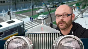 Cuenca se ríe de los vecinos de Pío XII: "Vais en vuestros Rolls Royce y no os fijáis en el mal estado de la calle"