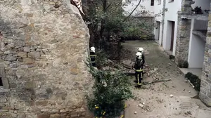 Explosión en Arazuri: una persona queda atrapada en una casa derrumbada tras una detonación