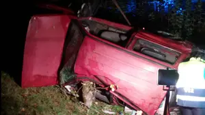 Rescate en Leitza: un conductor queda atrapado en su coche tras volcar y caer por un barranco de 20 metros