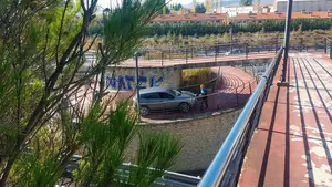 Despiste al volante: un coche queda 'atrapado' en una de las rampas peatonales de No&aacute;in