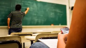 A patadas y puñetazos: expulsan de un centro a 4 menores por agredir a un profesor y subirlo a Instagram