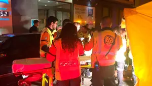 Un hombre recibe una cuchillada de 10 cent&iacute;metros en la cabeza en una gran reyerta en Madrid