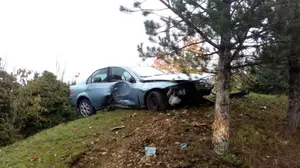 Estampada contra la arboleda: una conductora resulta herida en un aparatoso choque en Irañeta