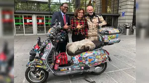 De Pamplona a Dakar en vespa: la kilométrica ruta de un aventurero para combatir enfermedades olvidadas