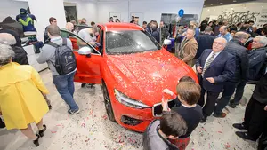 Para alcanzar cualquier meta: los ciclistas del Movistar estrenan el nuevo Volvo XC60 en el concesionario Navarsuecia