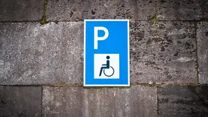 Tarjetas manipuladas o titulares fallecidos: as&iacute; se aparca en las plazas para personas con discapacidad de Pamplona