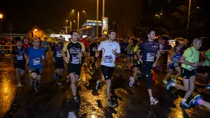 Ni la lluvia frena a los cientos de participantes en la Carrera de las Murallas de Pamplona